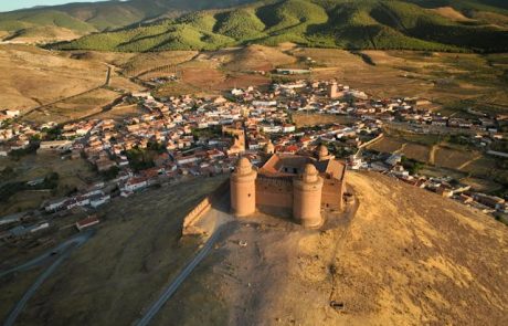 מסע אל אל-אנדלוס (Al-Andalus): טיול רכבות קסום בין סביליה, קורדובה וגרנדה