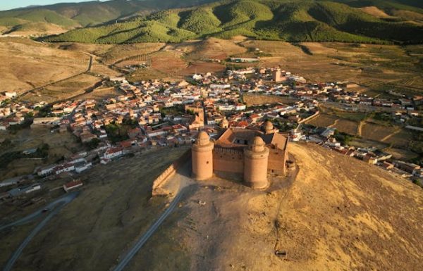מסע אל אל-אנדלוס (Al-Andalus): טיול רכבות קסום בין סביליה, קורדובה וגרנדה