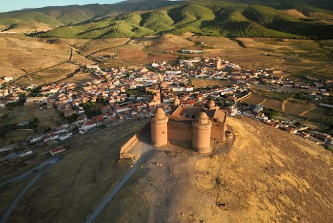 מסע אל אל-אנדלוס (Al-Andalus): טיול רכבות קסום בין סביליה, קורדובה וגרנדה